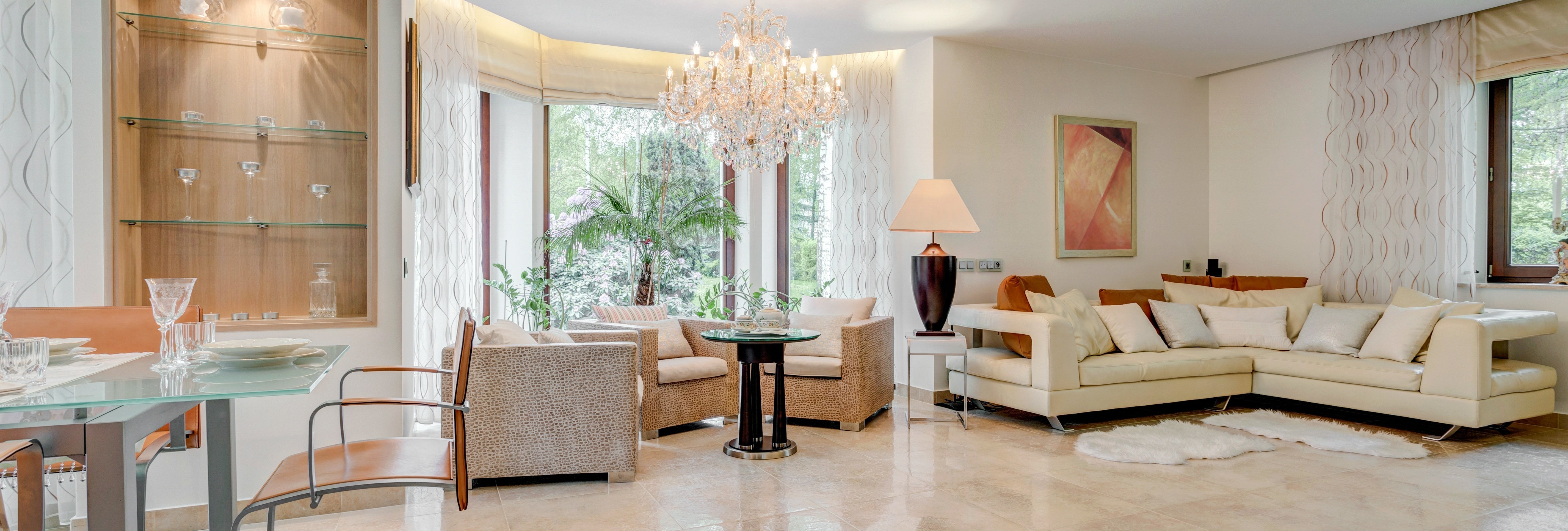 Czy lampy kryształowe do salonu wciąż są na czasie?