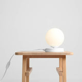 Nowoczesna lampka nocna Ball Table - Czarna/Biała - Aldex 1076B