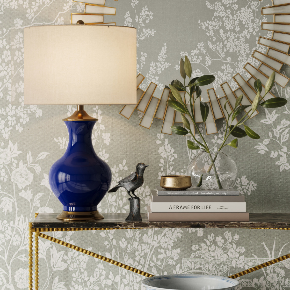 Lilou Navy – porcelanowa lampa stołowa granat, mosiężne detale i shantung