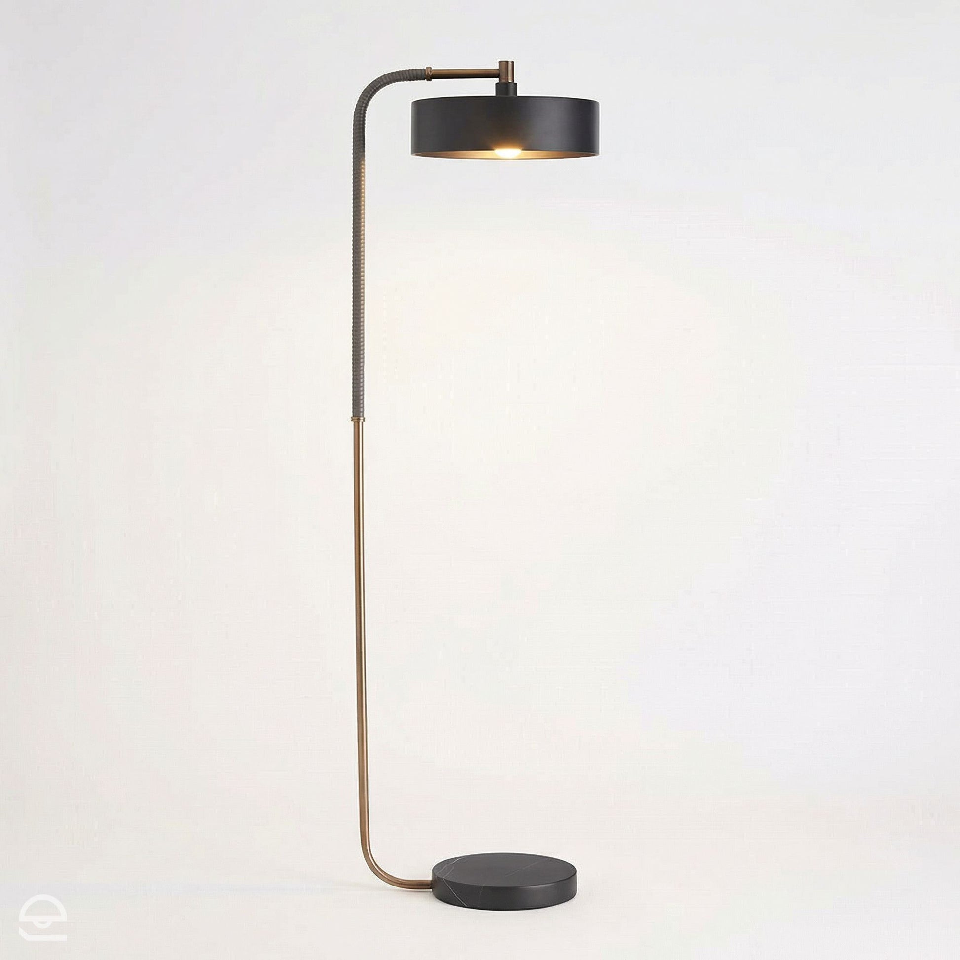 Aaron – lampa podłogowa łukowa, czarny marmur i skóra