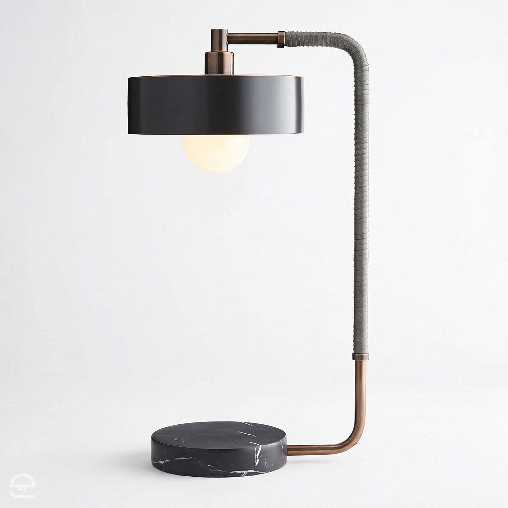 Aaron – lampa stołowa z czarnym marmurem i mosiądzem