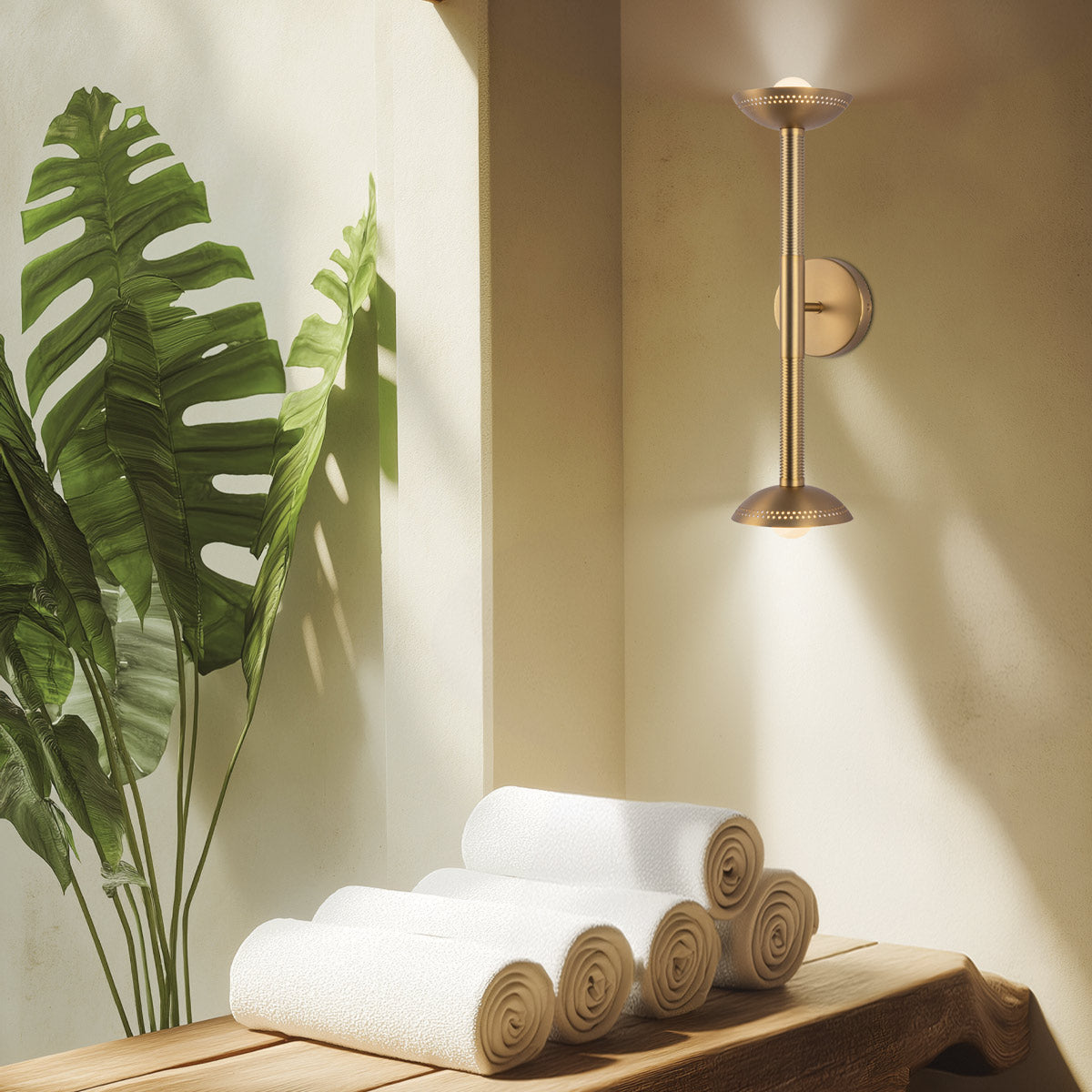 Arden Double – kinkiet LED ze szkłem opalowym i perforowaną osłoną, szczotkowane złoto