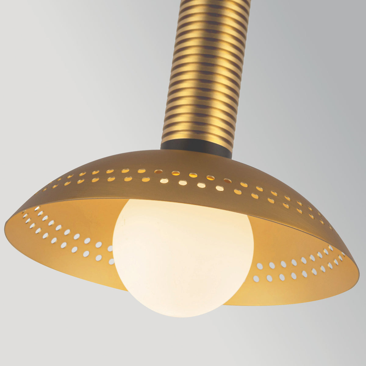 Arden – wisząca lampa LED z ryflowanym korpusem i opalowym szkłem, szczotkowane złoto Ø15