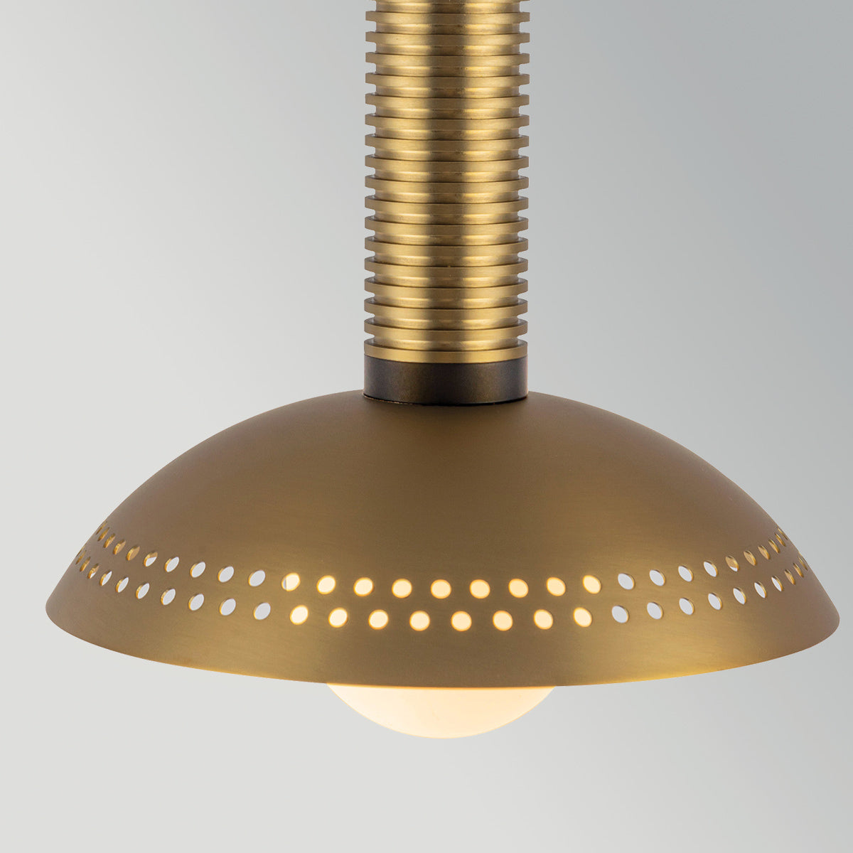 Arden – wisząca lampa LED z ryflowanym korpusem i opalowym szkłem, szczotkowane złoto Ø15