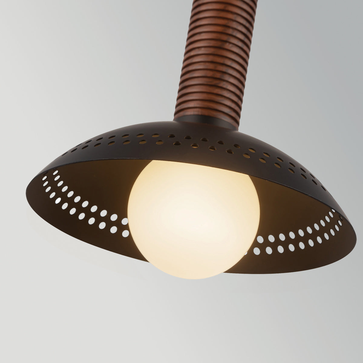 Arden – lampa wisząca LED z fornirem orzechowym i szkłem opalowym, matowa czerń Ø15