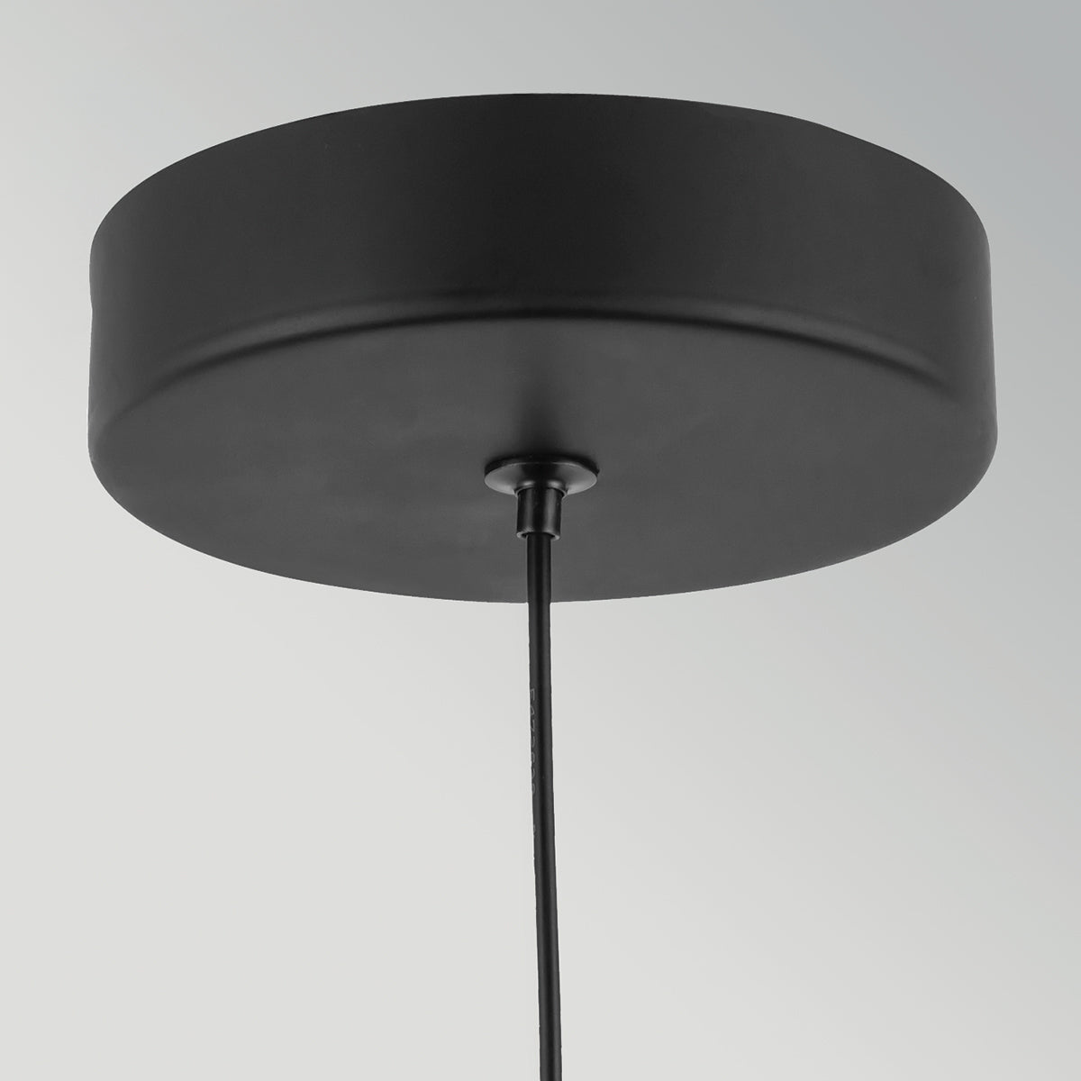 Arden – lampa wisząca LED z fornirem orzechowym i szkłem opalowym, matowa czerń Ø15
