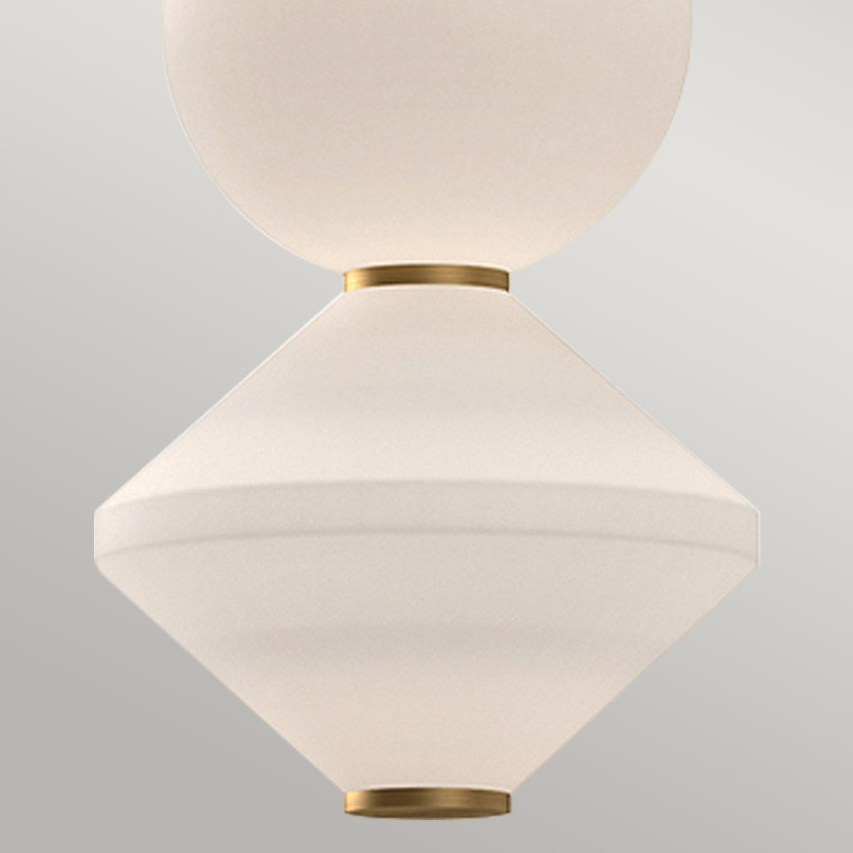 Bijou – geometryczna lampa wisząca LED ze szkłem opalowym, postarzane złoto Ø20