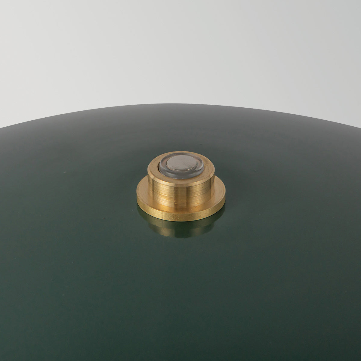 Poppy Medium – ciemnozielona lampa stołowa LED z aluminium Ø31