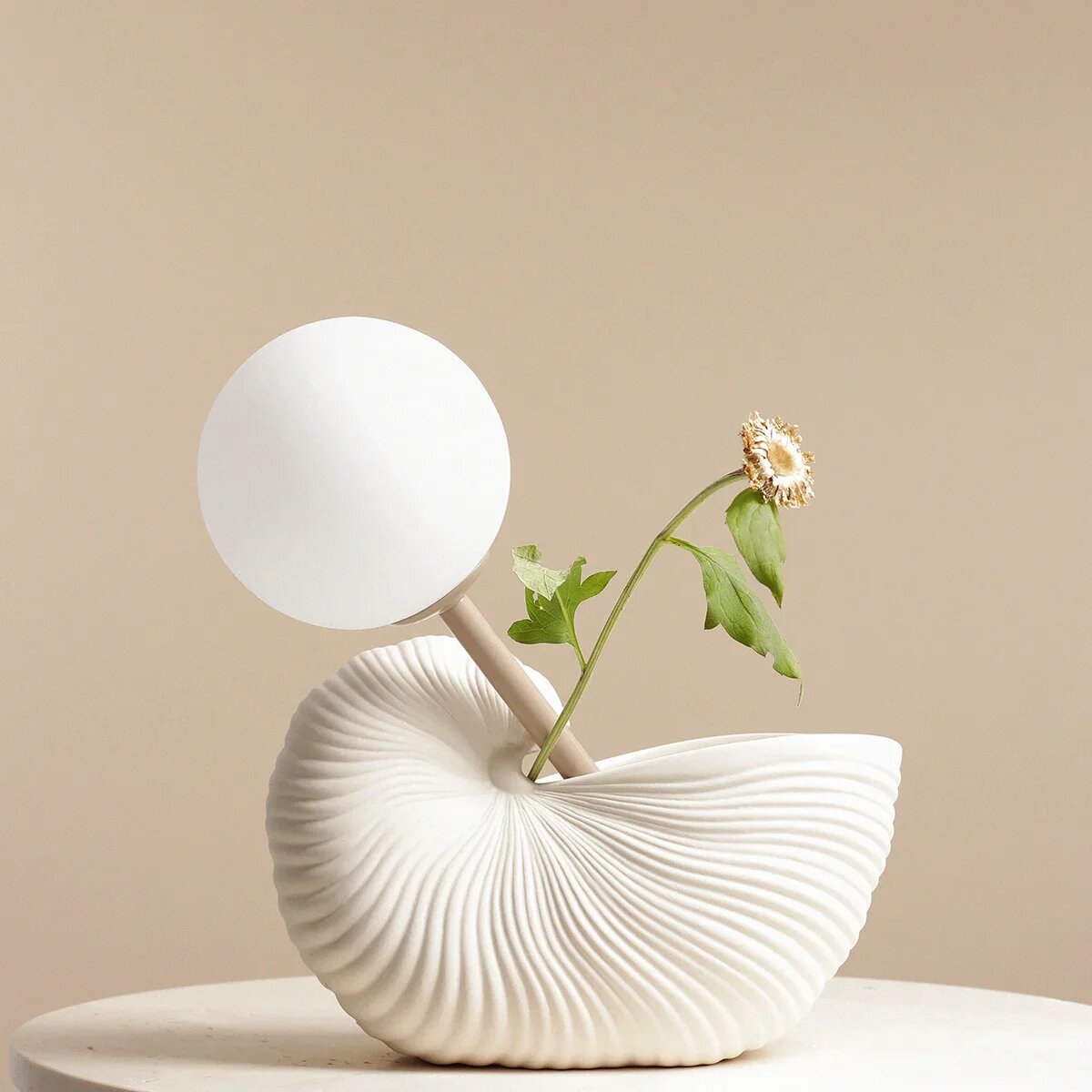 Beżowa lampa biurkowa, stojąca Pinne Beige - Aldex