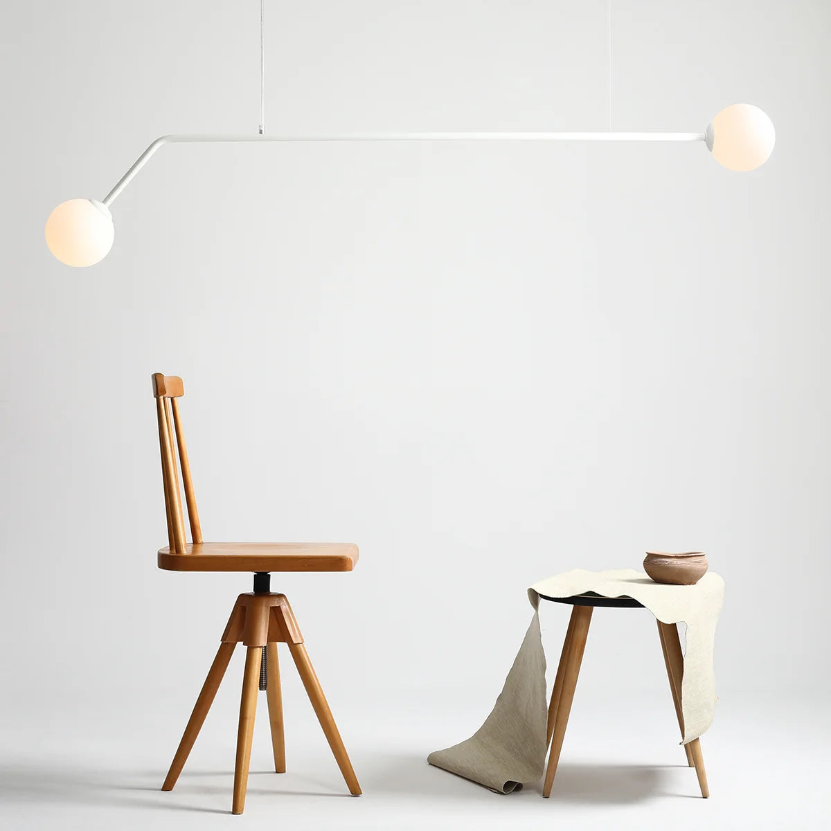Biała lampa do salonu, mleczne kule na rurce (2xE14) Aldex (Pure) 1064H