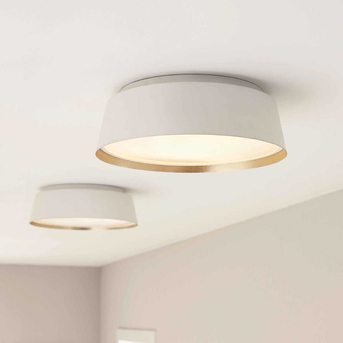 Biała lampa sufitowa dobrze oświetlająca, metalowa do salonu kuchni 3xE14, Feiss (Asher)