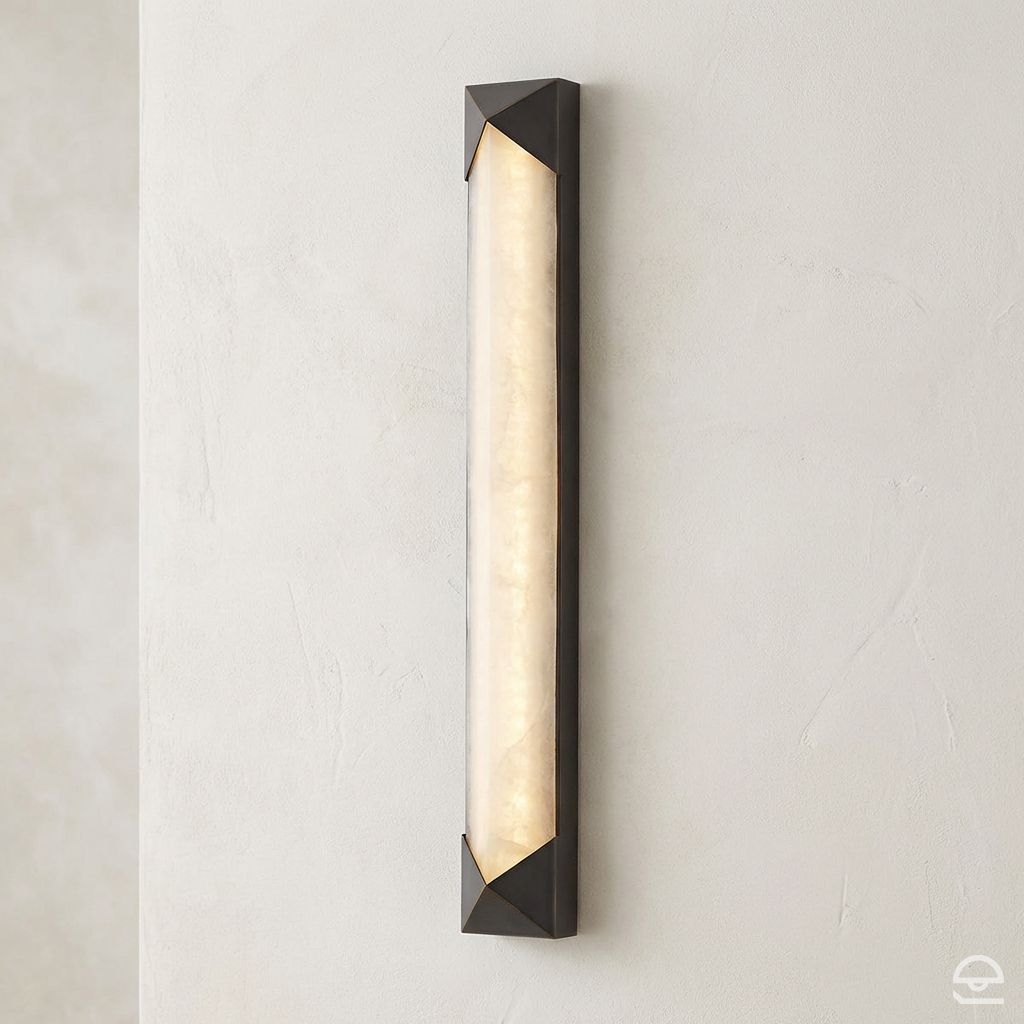 Caesar Large – podłużny kinkiet z alabastru, miejski brąz