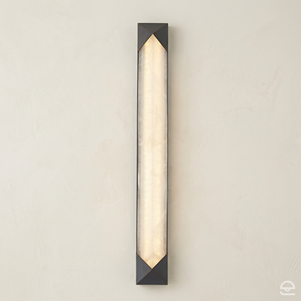 Caesar Large – podłużny kinkiet z alabastru, miejski brąz