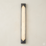 Caesar Large – podłużny kinkiet z alabastru, miejski brąz