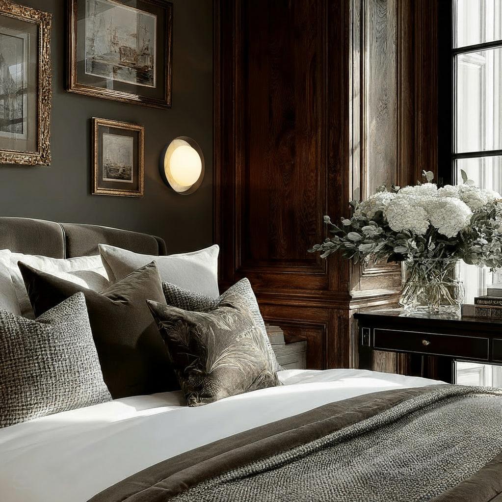 Okrągły kinkiet LED Alonso alabaster - Miejski brąz