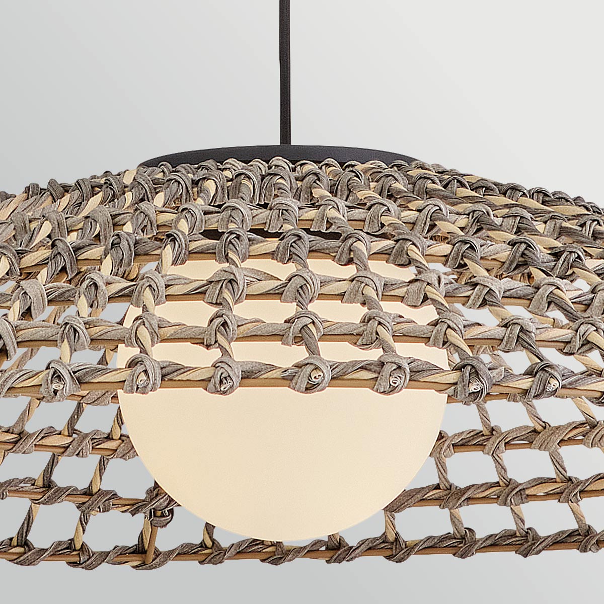 Arlen Extra Large – rattanowa lampa wisząca ze szkłem opalowym, czarna IP44 Ø76