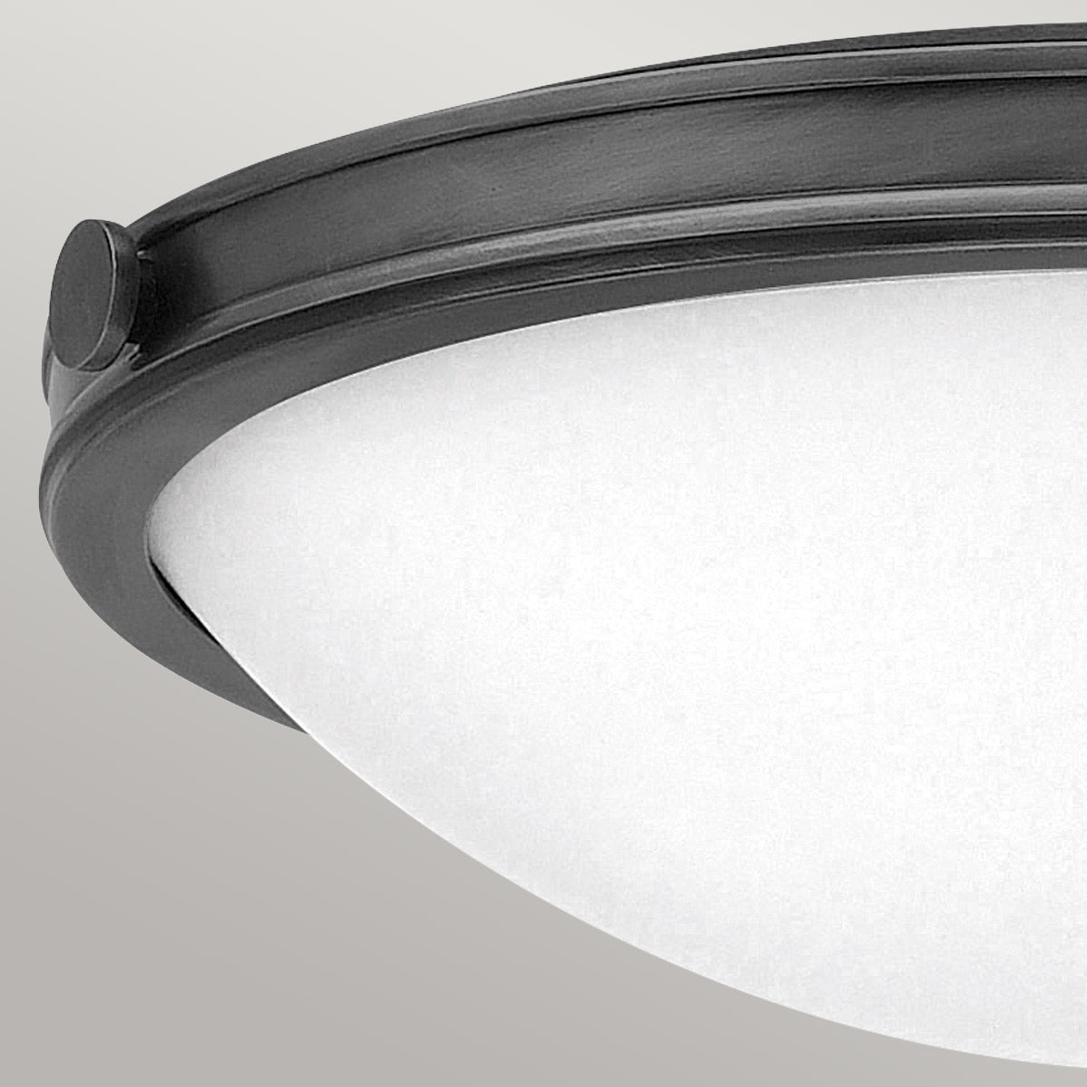 Collier Medium – plafon z opalowym szkłem w stylu lat 50., oksydowana czerń Ø48