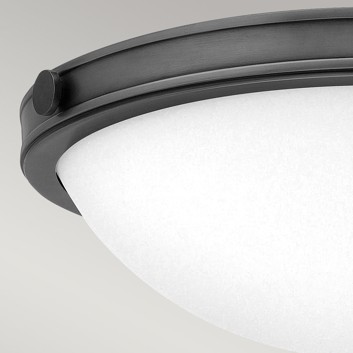 Collier Small – plafon ze stalową obręczą i opalowym szkłem, oksydowana czerń Ø35