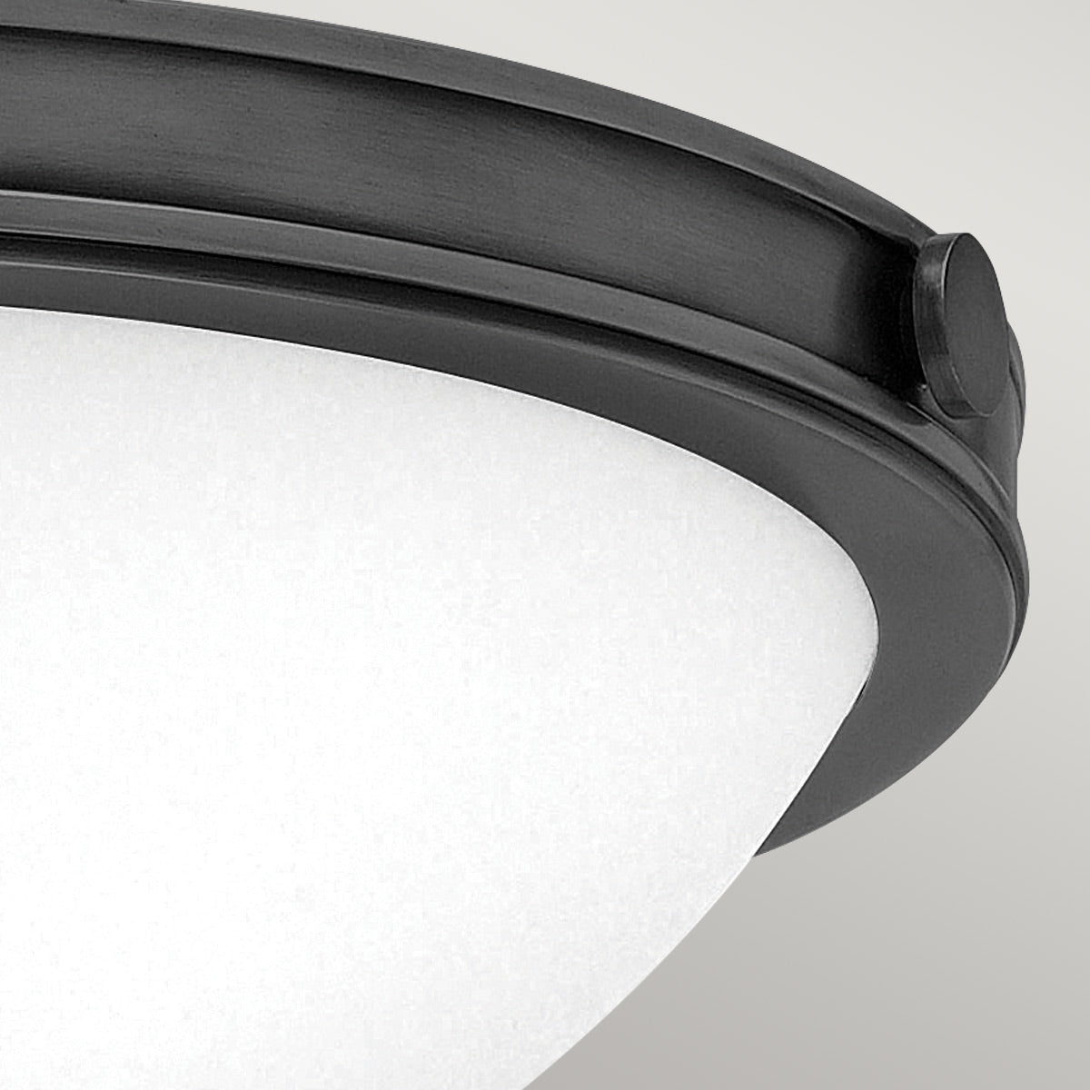 Collier Small – plafon ze stalową obręczą i opalowym szkłem, oksydowana czerń Ø35