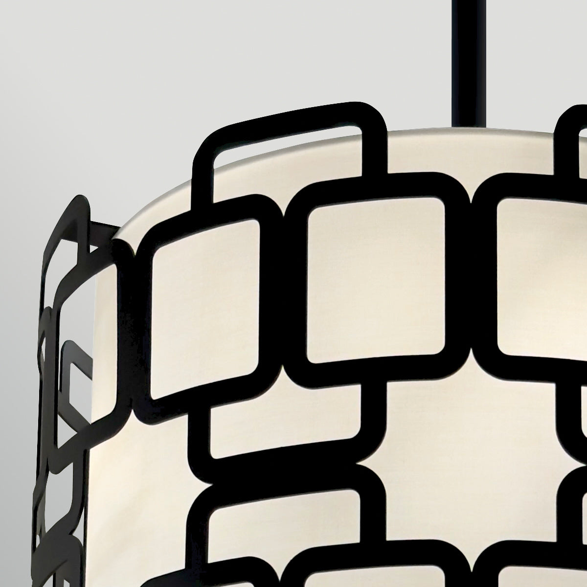 Sabina – lampa wisząca z geometrycznym ażurem i tkaninowym abażurem, czarna Ø38
