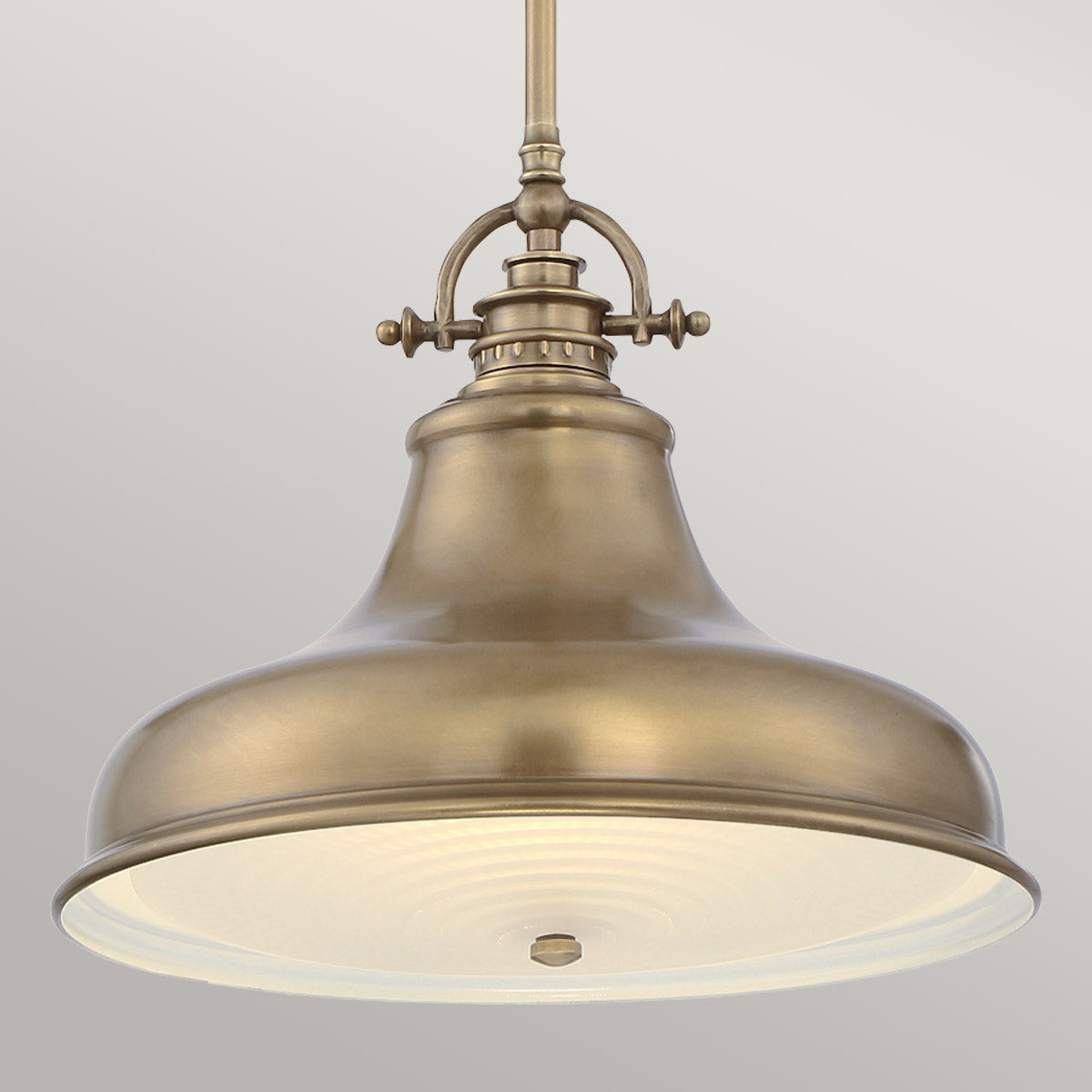 Emery – industrialna lampa wisząca ze starym mosiądzem, szklany dyfuzor (Ø 34 cm)