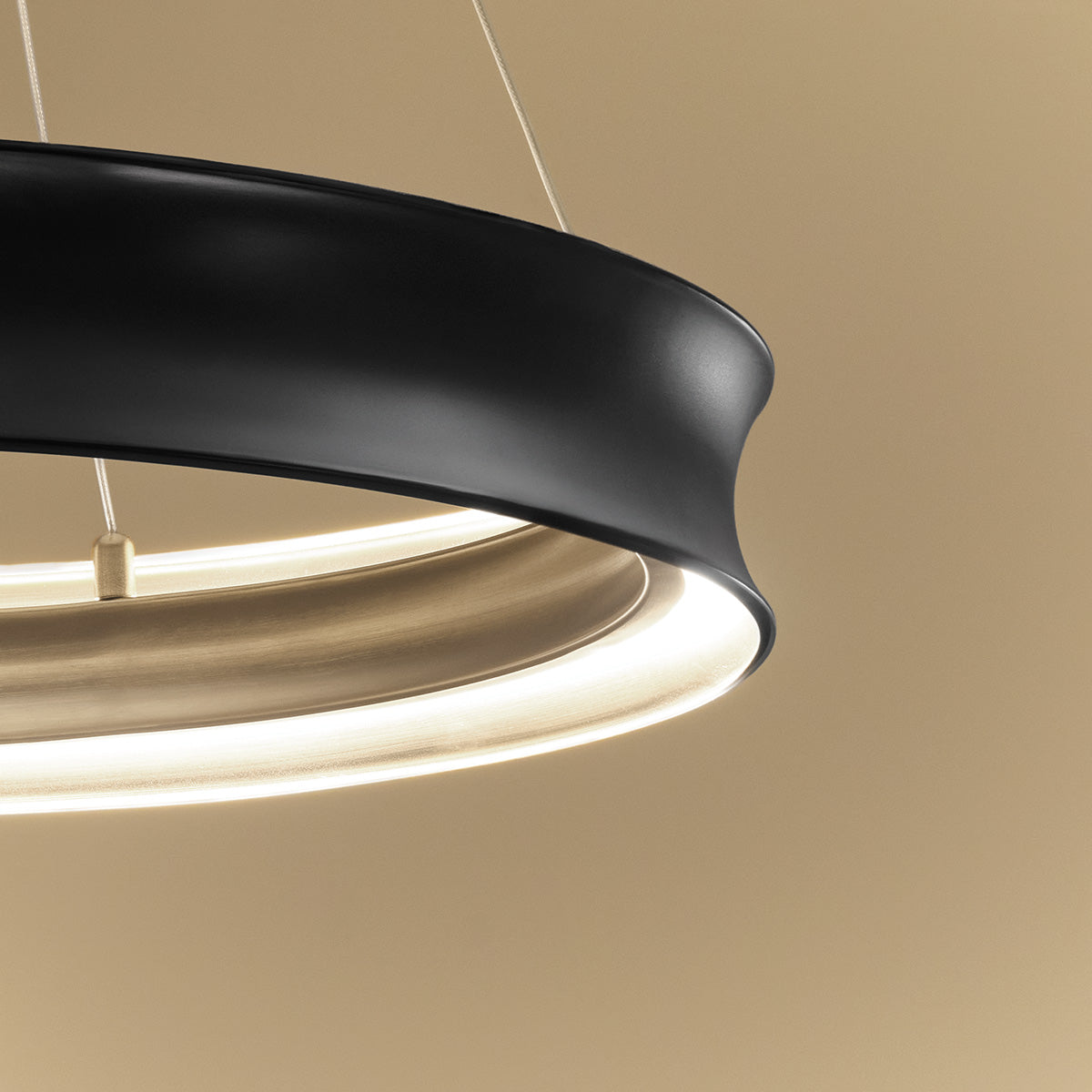 Larousse Medium – pierścieniowa lampa wisząca LED w czerni i mosiądzu Ø75