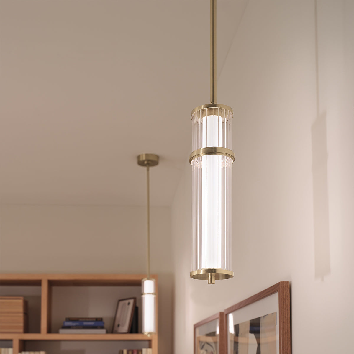 Riven – smukła lampa wisząca z ryflowanym szkłem, szampański brąz