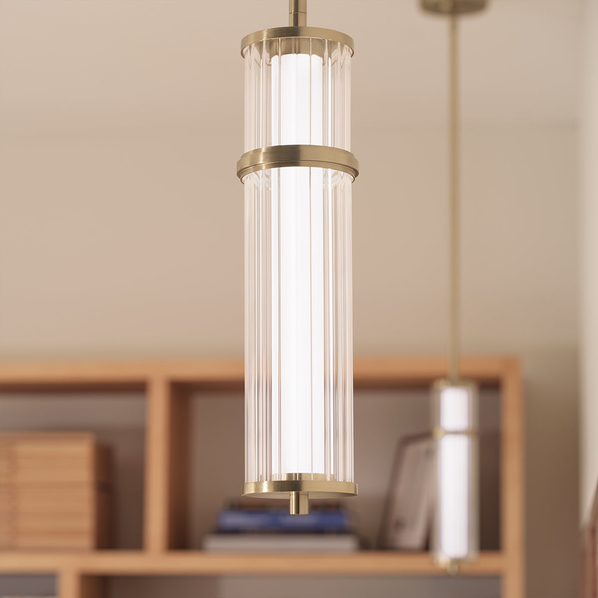Riven – smukła lampa wisząca z ryflowanym szkłem, szampański brąz