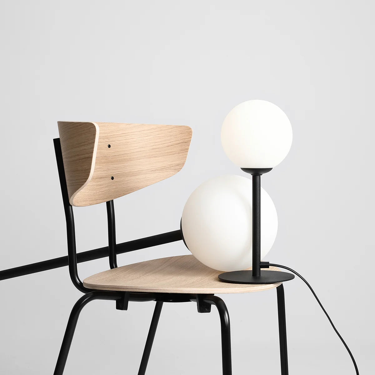 Lampa biurkowa 35cm - rurka czarna, jedna mleczna kula 14cm (E14) Aldex (Pinne) 1080B1