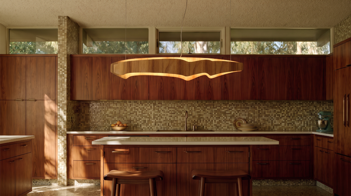 Podłużna drewniana lampa wisząca nad wyspą w kuchni w stylu mid-century