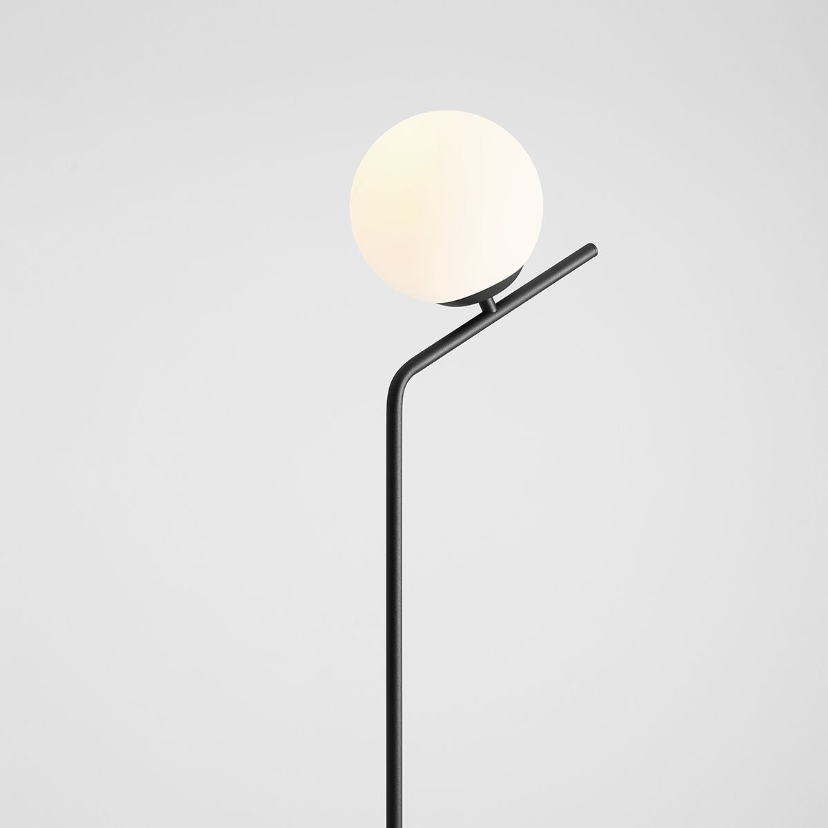 Lampa podłogowa, czarna Gallia Floor Black - Aldex, jedna mleczna kula 20cm (E27) 1095A1