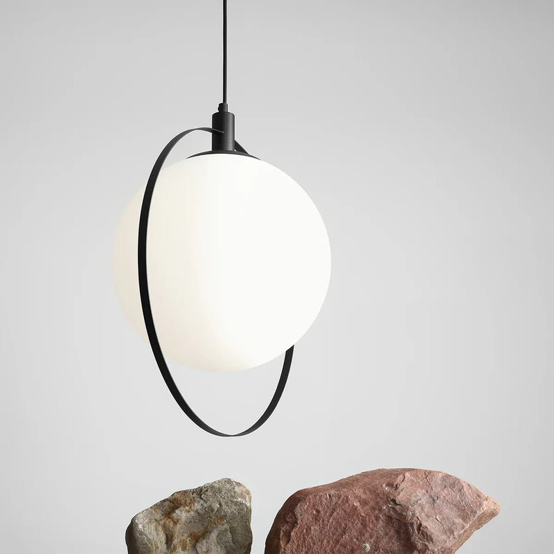 Lampa wisząca pojedyncza - kula mleczna, (ramka czarna) 1xE27, Aldex (Aura)1049G1