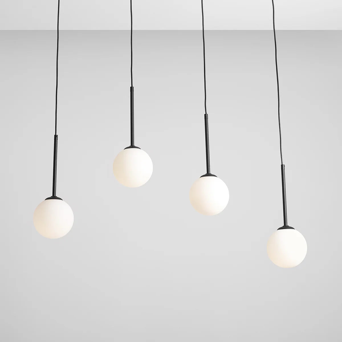 Lampa wisząca, zawiesie czarne (4x14cm) cztery mleczne kule (4xE14) Aldex (Bosso) 1087L1