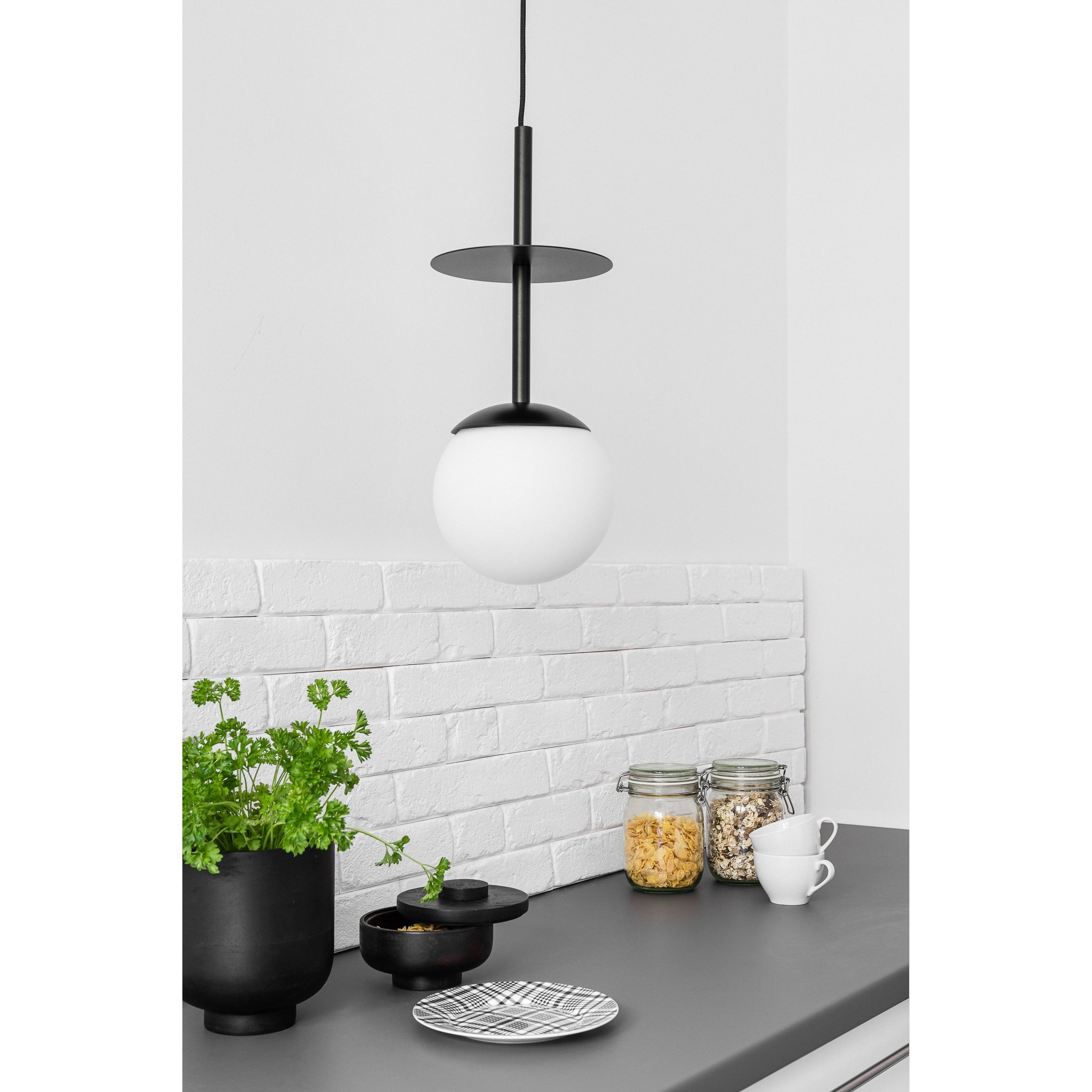 Nowoczesna czarna lampa wisząca kula  do kuchni i jadalni - Plaat A Ummo