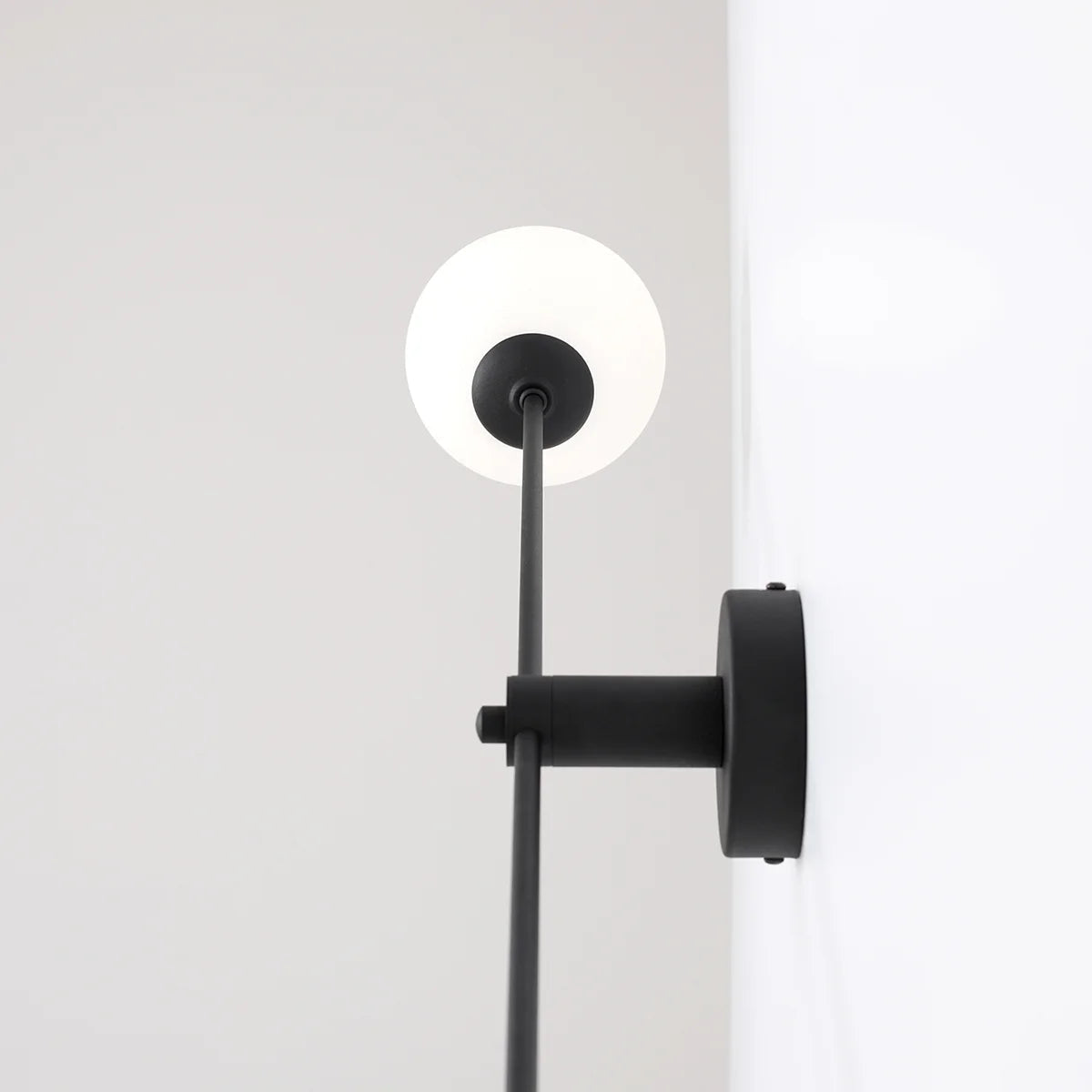 Nowoczesna lampa ścienna, kinkiet, mleczne kule 2x14cm (E14) Aldex (Ohio) 1081D1