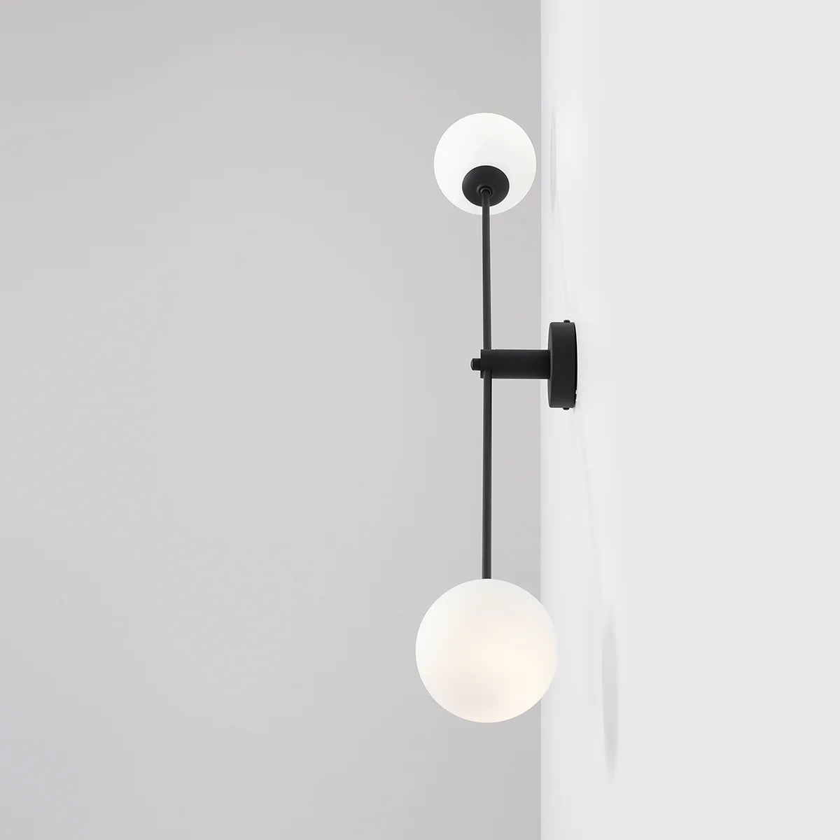 Nowoczesna lampa ścienna, kinkiet, mleczne kule 2x14cm (E14) Aldex (Ohio) 1081D1