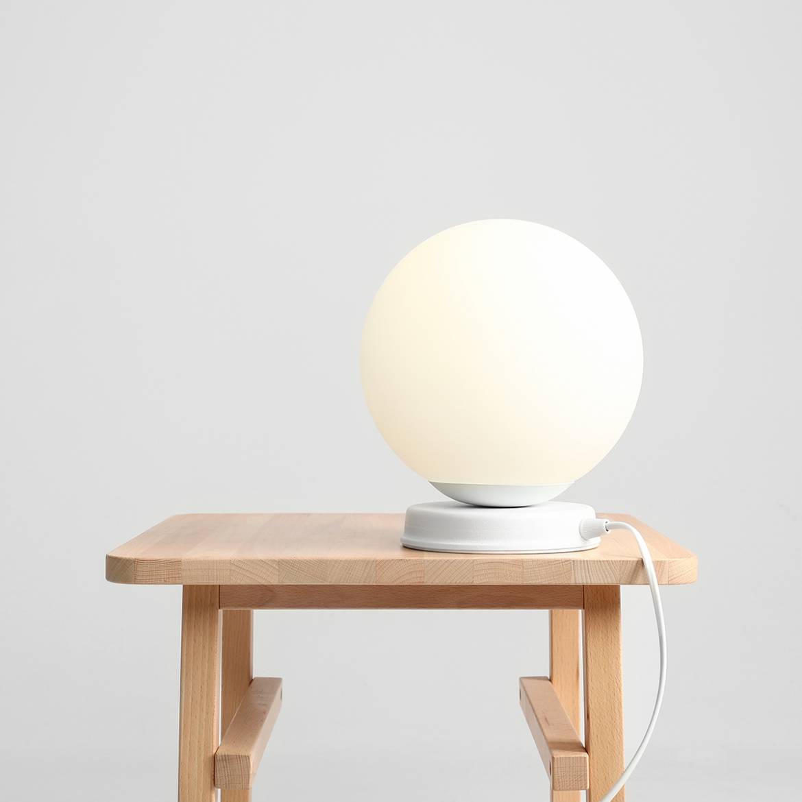 Nowoczesna lampka nocna Ball Table - Czarna/Biała - Aldex 1076B
