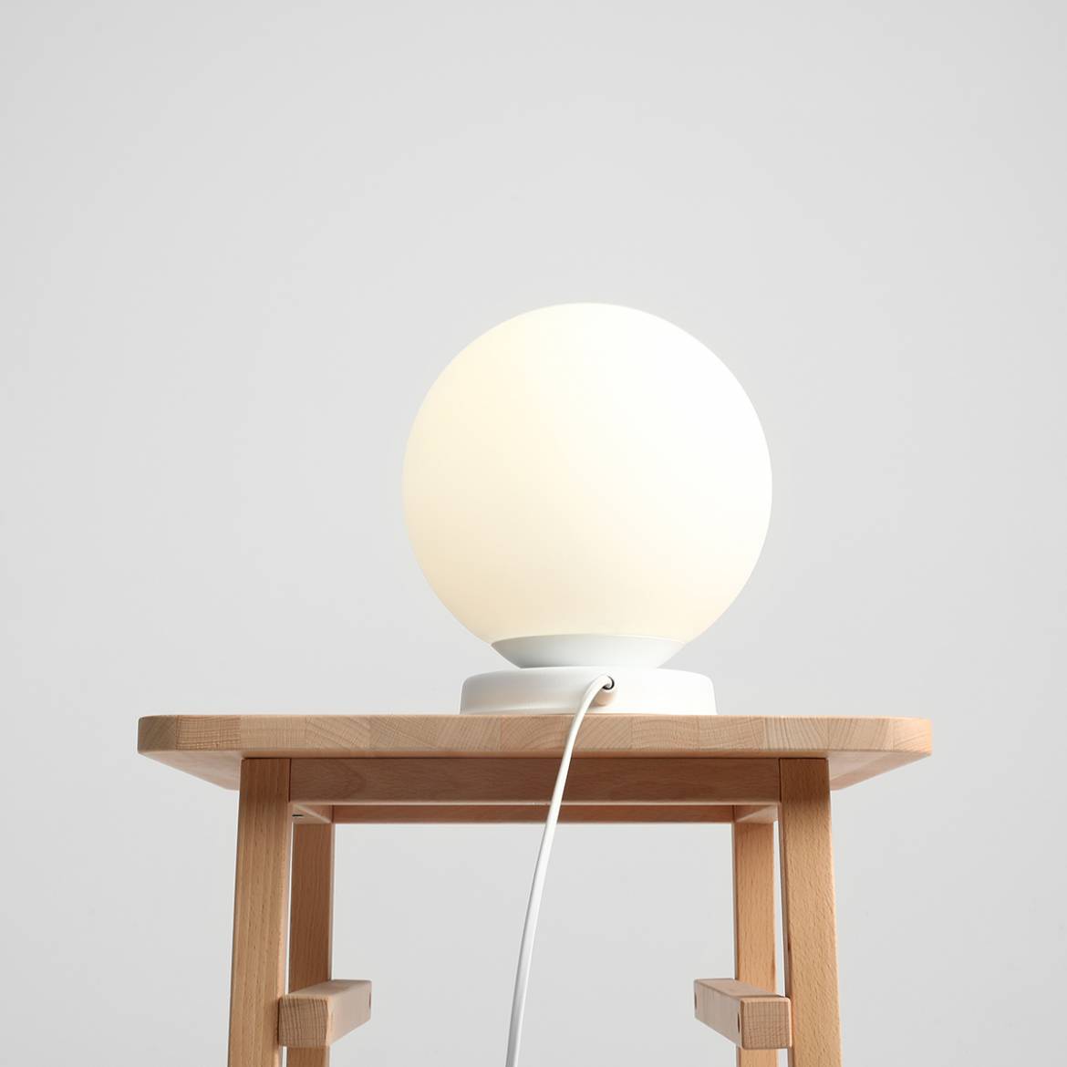 Nowoczesna lampka nocna Ball Table - Czarna/Biała - Aldex 1076B