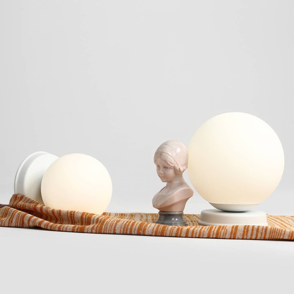Nowoczesna lampka nocna Ball Table - Czarna/Biała - Aldex 1076B