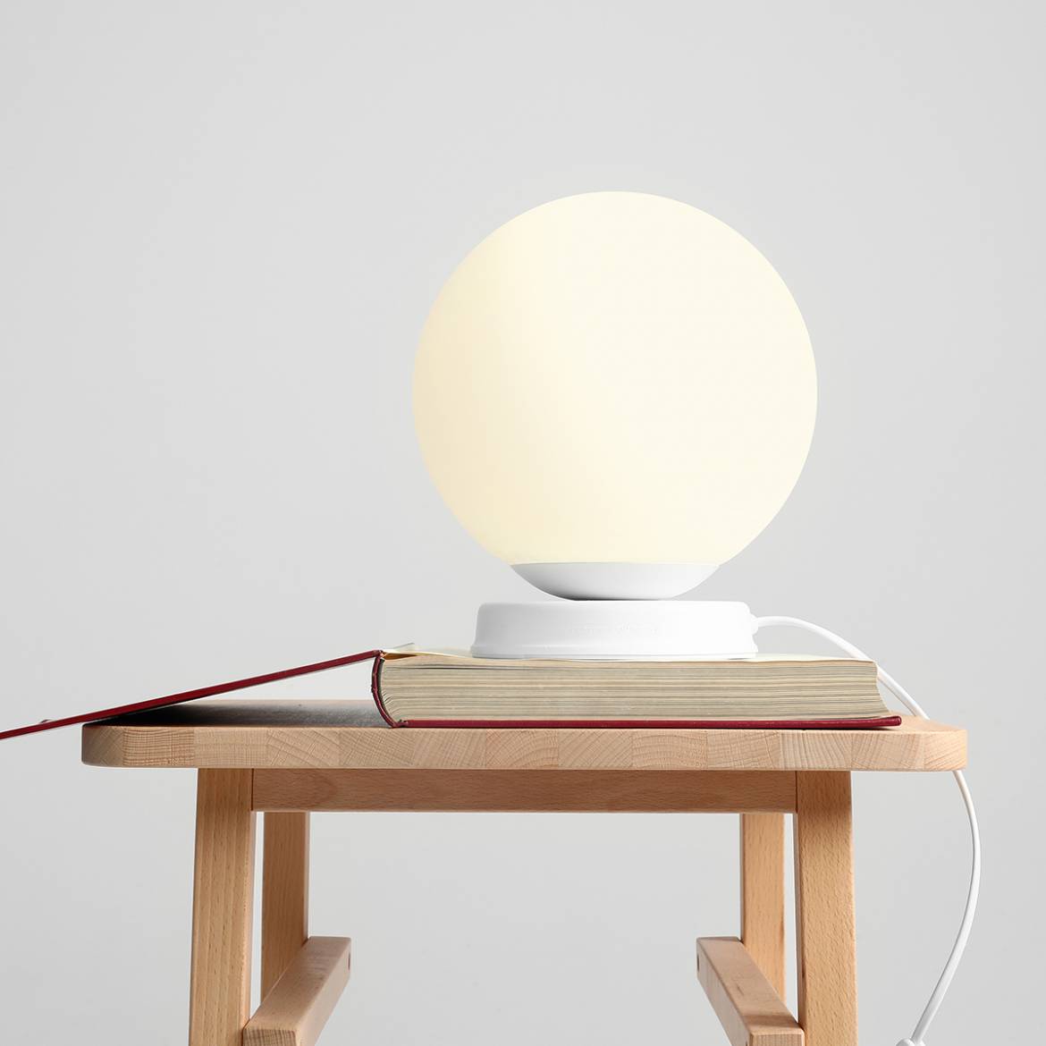 Nowoczesna lampka nocna Ball Table - Czarna/Biała - Aldex 1076B