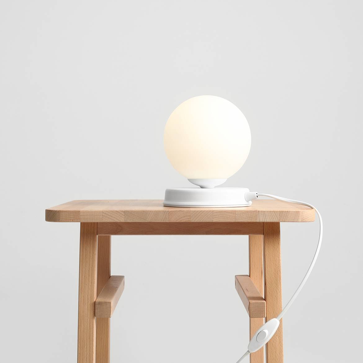 Nowoczesna lampka nocna Ball Table - Czarna/Biała - Aldex 1076B