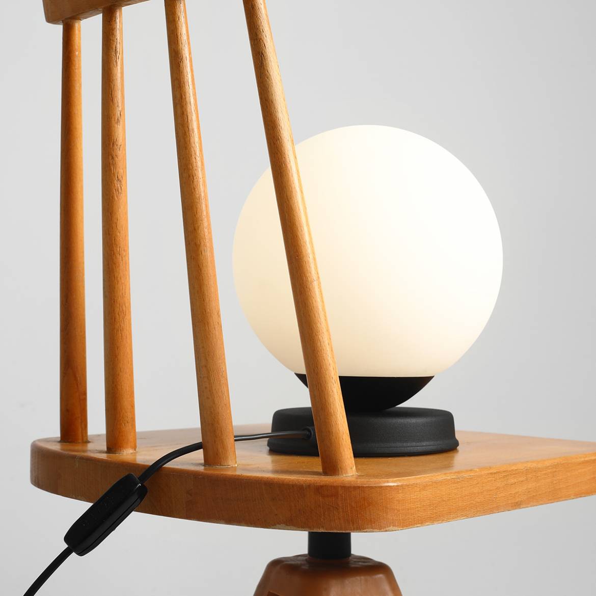 Nowoczesna lampka nocna Ball Table - Czarna/Biała - Aldex 1076B
