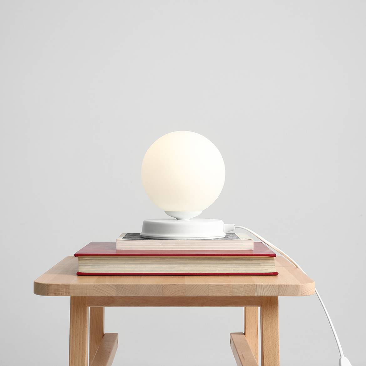 Nowoczesna lampka nocna Ball Table - Czarna/Biała - Aldex 1076B