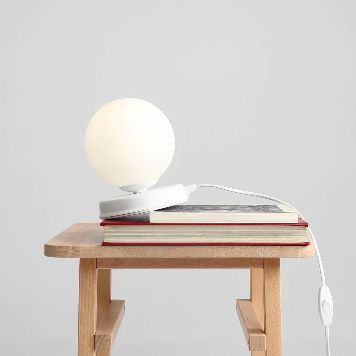 Nowoczesna lampka nocna Ball Table - Czarna/Biała - Aldex 1076B