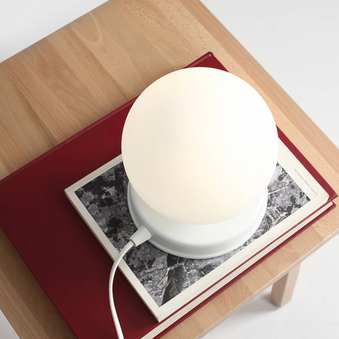 Nowoczesna lampka nocna Ball Table - Czarna/Biała - Aldex 1076B