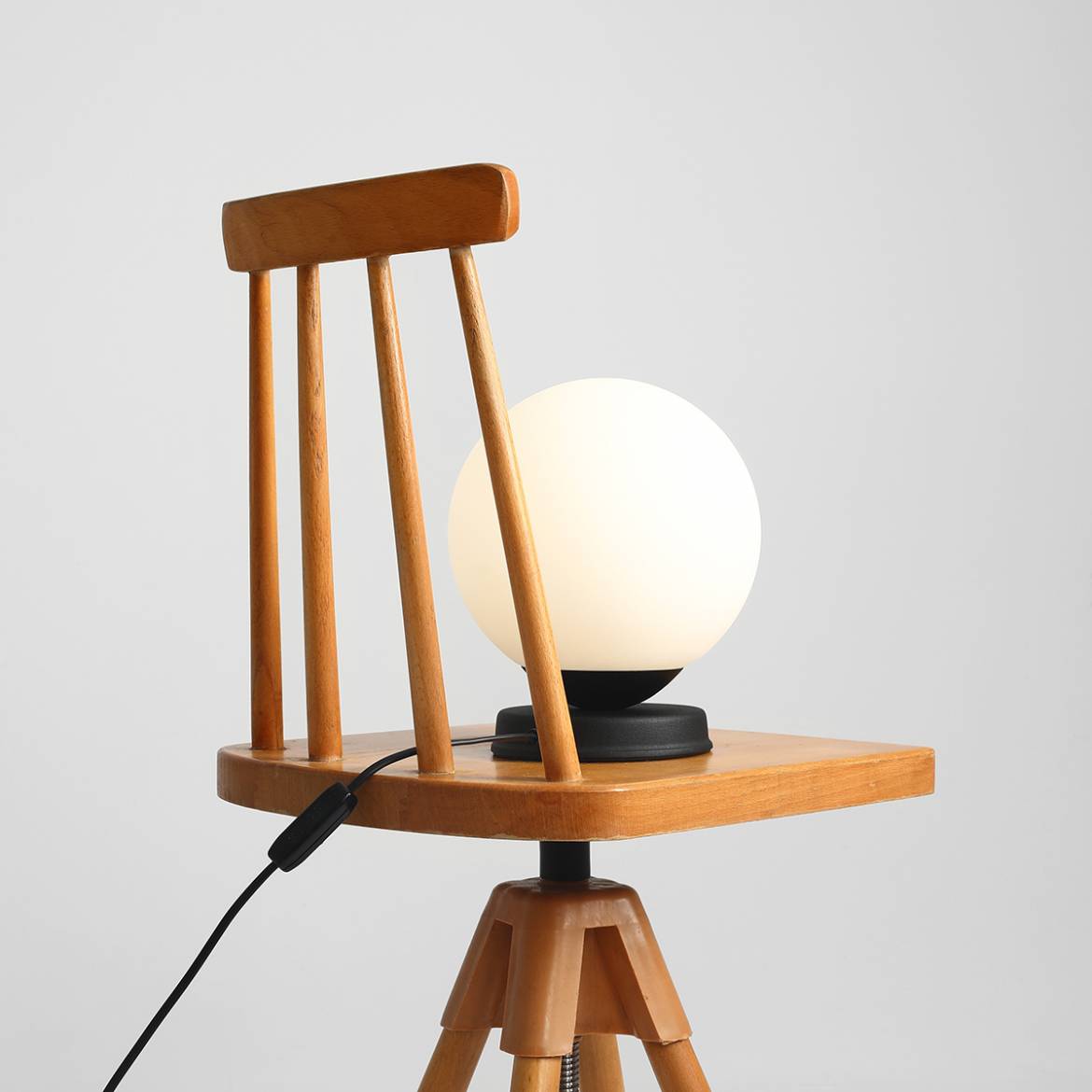 Nowoczesna lampka nocna Ball Table - Czarna/Biała - Aldex 1076B