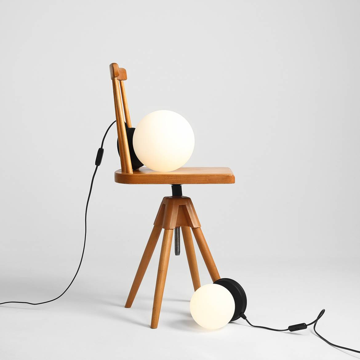 Nowoczesna lampka nocna Ball Table - Czarna/Biała - Aldex 1076B