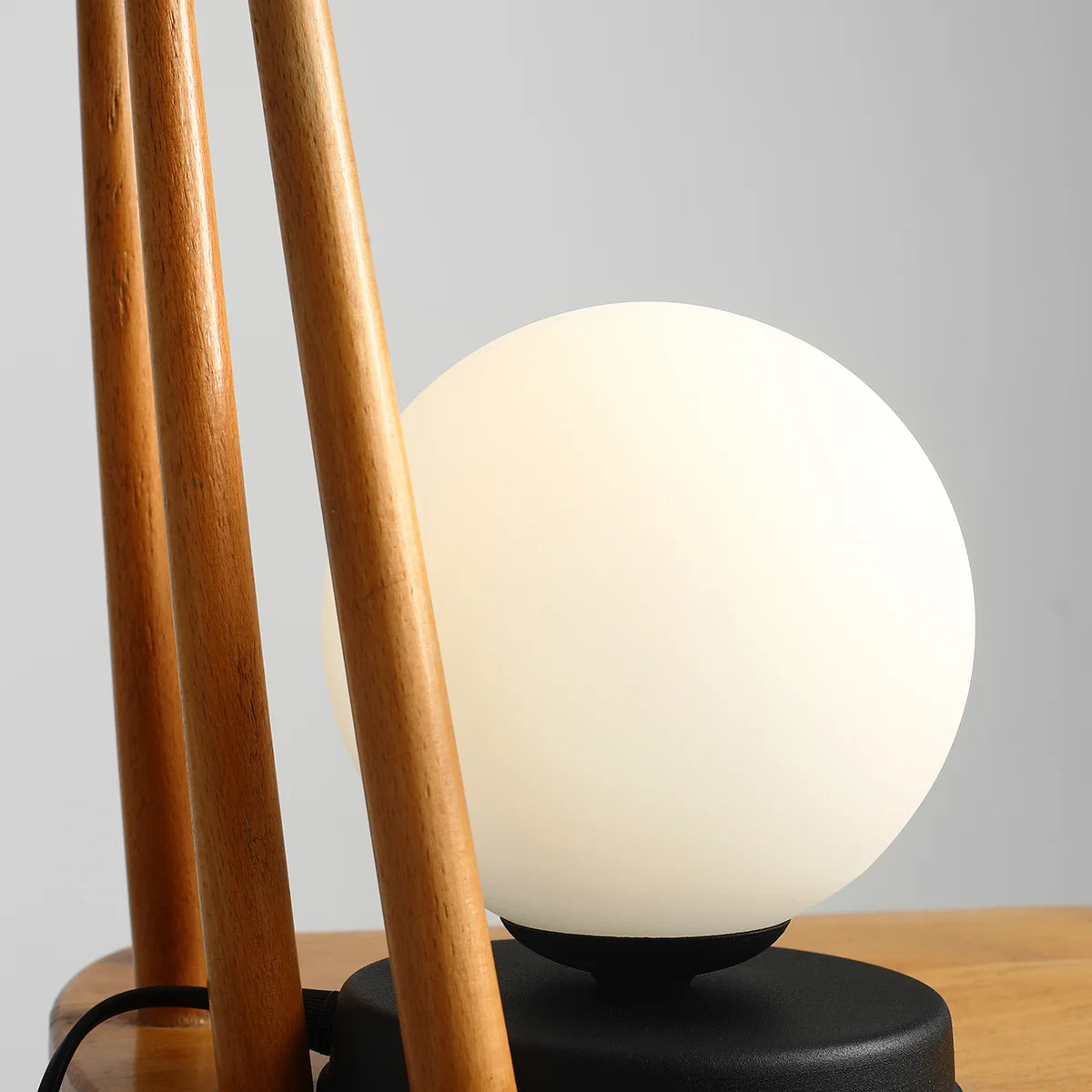 Nowoczesna lampka nocna Ball Table - Czarna/Biała - Aldex 1076B