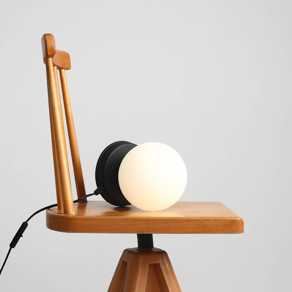 Nowoczesna lampka nocna Ball Table - Czarna/Biała - Aldex 1076B
