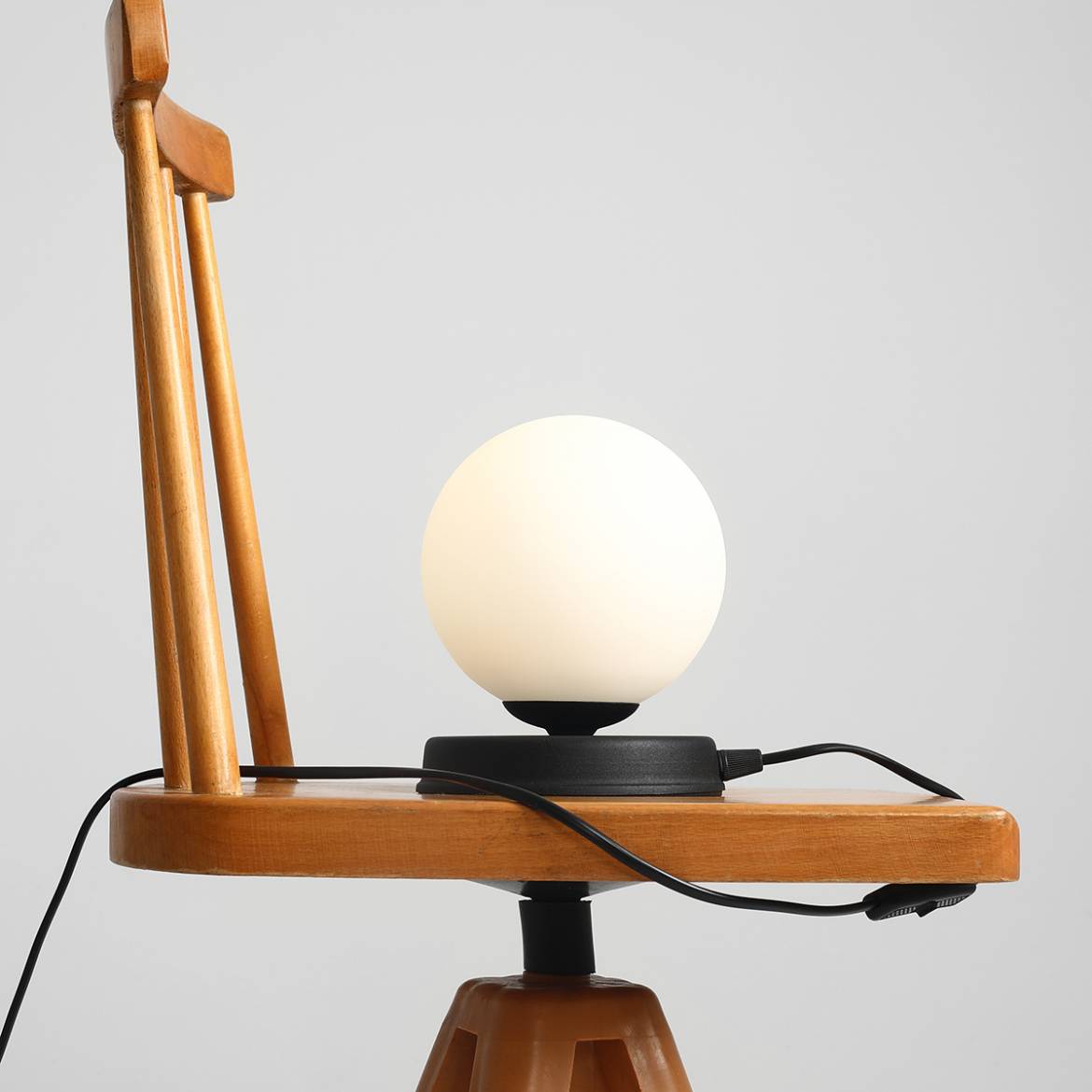 Nowoczesna lampka nocna Ball Table - Czarna/Biała - Aldex 1076B